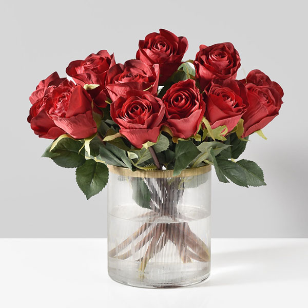 red silk roses in clear glass vase with gold rim silk wedding flowers guide